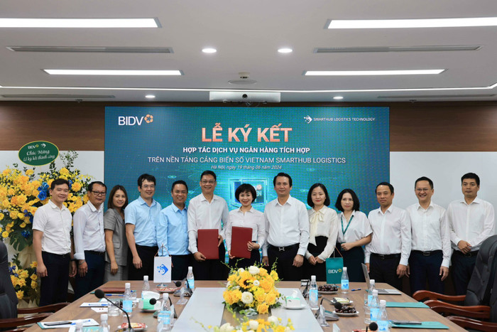 Bà Đỗ Thị Thanh Huyền - Giám đốc Ban Chính sách sản phẩm bán buôn BIDV và ông Nguyễn Anh Việt - Tổng giám đốc Công ty SLT - ký kết Biên bản ghi nhớ. Bà Đỗ Thị Thanh Huyền - Giám đốc Ban Chính sách sản phẩm bán buôn BIDV và ông Nguyễn Anh Việt - Tổng giám đốc Công ty SLT - ký kết Biên bản ghi nhớ.JPG