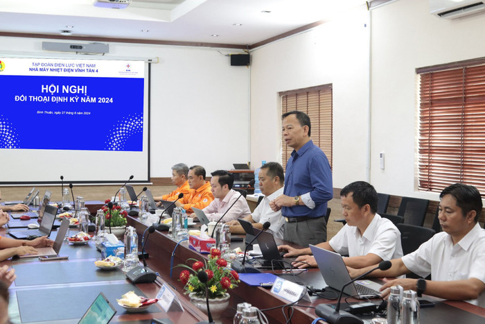 Ông Vũ Thanh Hải - Bí thư Đảng ủy, Giám đốc Nhà máy trao đổi, giải đáp ý kiến, kiến nghị của người lao động. n2.jpg