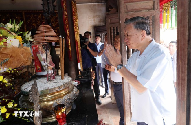 Chủ tịch nước Tô Lâm dâng hương tưởng nhớ Bố Cái Đại Vương Phùng Hưng tại Đền thờ Vua Phùng Hưng tại thôn Cam Lâm. (Ảnh: Nhan Sáng/TTXVN) Chủ tịch nước Tô Lâm dâng hương tưởng nhớ Bố Cái Đại Vương Phùng Hưng tại Đền thờ Vua Phùng Hưng tại thôn Cam Lâm. (Ảnh: Nhan Sáng/TTXVN)