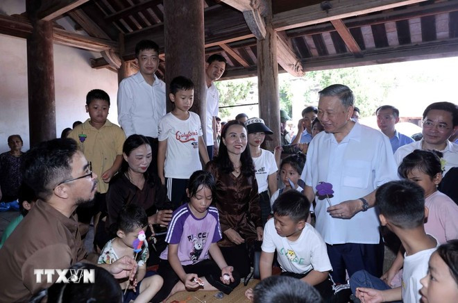 Chủ tịch nước Tô Lâm thăm hỏi thiếu nhi trải nghiệm làm tò he truyền thống tại đình Mông Phụ, làng cổ Đường Lâm. (Ảnh: Nhan Sáng/TTXVN) Chủ tịch nước Tô Lâm thăm hỏi thiếu nhi trải nghiệm làm tò he truyền thống tại đình Mông Phụ, làng cổ Đường Lâm. (Ảnh: Nhan Sáng/TTXVN)