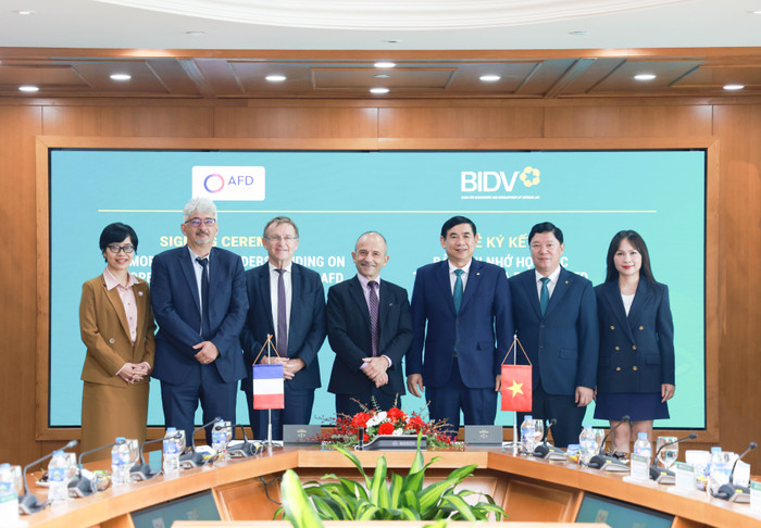 Đại diện Lãnh đạo BIDV và Cơ quan Phát triển Pháp (AFD) tại buổi làm việc. Anh dai dien BIDV va AFD.jpg