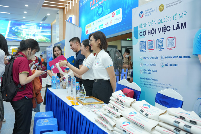 Đông đảo sinh viên tham gia phỏng vấn trực tiếp cùng nhà tuyển dụng. Hình 5.jpg