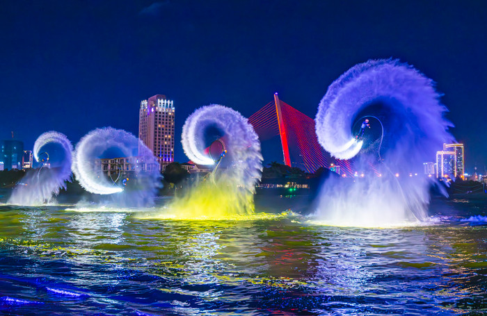 Các vận động viên Flyboards và những màn “họa thủy” thăng hoa trong âm nhạc, ánh sáng của show diễn Symphony of River. Ảnh: Team Kim Liên. Các vận động viên Flyboards và những màn “họa thủy” thăng hoa trong âm nhạc, ánh sáng của show diễn Symphony of River. Ảnh: Team Kim Liên.