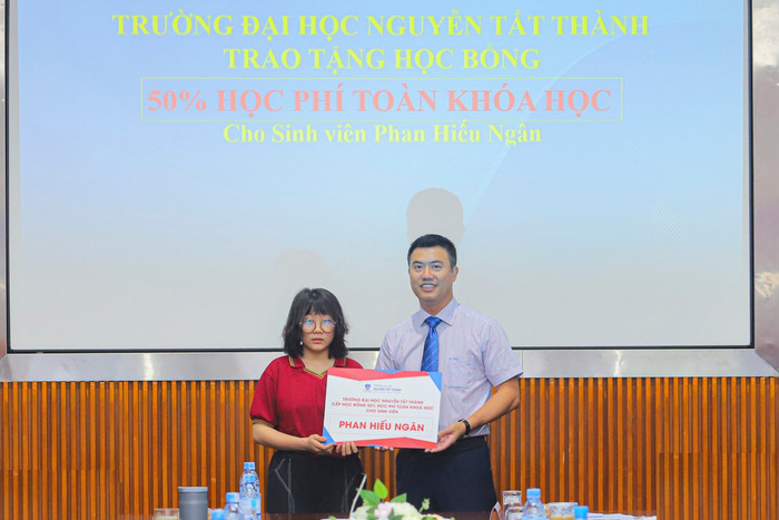 Trường Đại học Nguyễn Tất Thành đặc cách trao tặng học bổng 50% học phí toàn khoá cho sinh viên Phan Hiếu Ngân. Hình 2 (2).jpg