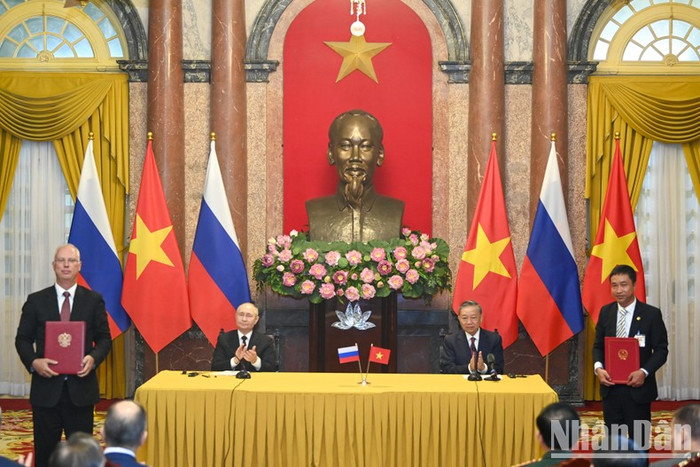 Chủ tịch nước Tô Lâm và Tổng thống Liên bang Nga Vladimir Putin chứng kiến lễ trao Biên bản ghi nhớ giữa Công ty cổ phần Quản lý BVIM và Quỹ Đầu tư trực tiếp Nga (RDIF). Chủ tịch nước Tô Lâm và Tổng thống Liên bang Nga Vladimir Putin chứng kiến lễ trao Biên bản ghi nhớ giữa Công ty cổ phần Quản lý BVIM và Quỹ Đầu tư trực tiếp Nga (RDIF).