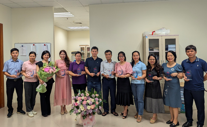 Các thầy cô khoa Công nghệ thông tin (Trường Công nghệ, Trường Đại học Kinh tế quốc dân) nhận kỷ niệm chương nhân dịp kỷ niệm 20 năm phát triển. Ảnh: NTCC Picture6.png