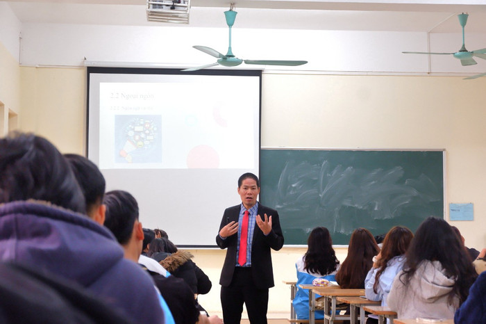 Phó Giáo sư, Tiến sĩ Lê Văn Tấn, Phó trưởng khoa Du lịch, Trường Đại học Công đoàn trong giờ lên lớp cho sinh viên. Ảnh: NVCC 818e89e2c9fd6ca335ec.jpg