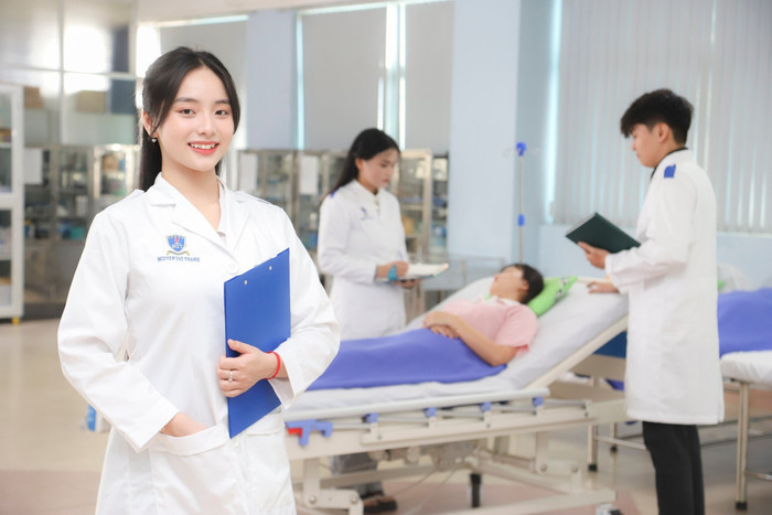 Sinh viên ngành Quản lý bệnh viện, Trường Đại học Nguyễn Tất Thành mô phỏng thực hành tại bệnh viện. Ảnh: NTCC sv mô phỏng thựuc hành.jpg