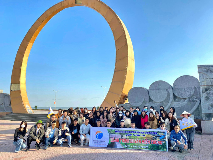 Sinh viên khoa Du lịch - Trường Đại học Công đoàn tham gia chuyến thực tập Hành trình di sản miền Trung. Ảnh: NTCC 4.jpg