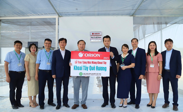 Công ty trách nhiệm hữu hạn Thực phẩm Orion Vina trao tặng Nhà màng khoai tây cho Học viện Nông nghiệp Việt Nam. Ảnh: NTCC 74824b92492beb75b23a.jpg
