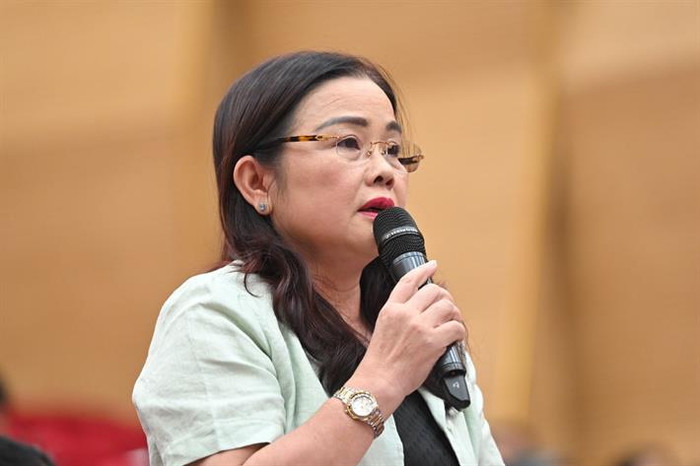 Giám đốc Sở Giáo dục và Đào tạo tỉnh Quảng Trị Lê Thị Hương trao đổi tại hội nghị. (ảnh: Bộ Giáo dục và Đào tạo) tong-ket-trung-hoc-gdtx-2.jpg