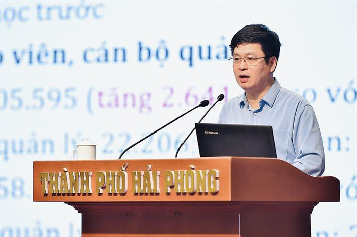 Vụ trưởng Vụ Giáo dục Trung học Nguyễn Xuân Thành báo cáo tại hội nghị. (ảnh: Bộ Giáo dục và Đào tạo) tong-ket-trung-hoc-gdtx-3.jpg