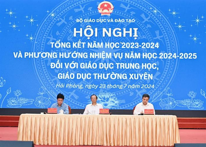 Thứ trưởng Phạm Ngọc Thưởng, Vụ trưởng Vụ Giáo dục Trung học, Vụ trưởng Vụ Giáo dục Thường xuyên chủ trì phần thảo luận. (ảnh: Bộ Giáo dục và Đào tạo) tong-ket-trung-hoc-gdtx.jpg
