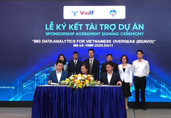 Tiến sĩ Phạm Xuân Lâm (ngoài cùng bên trái) tại lễ ký kết tài trợ của quỹ VinIF. Ảnh: NTCC Picture2.png