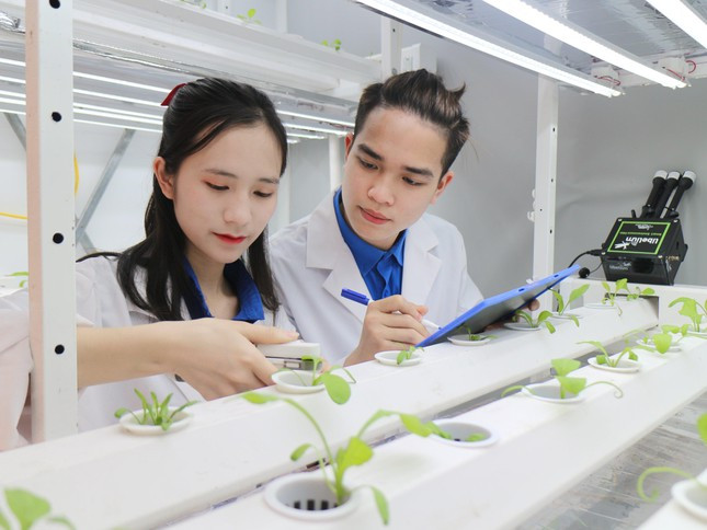 Sinh viên ngành Công nghệ nông nghiệp thực hành tại phòng nghiên cứu. Ảnh: NTCC 2 ảnh phòng TN.jpg