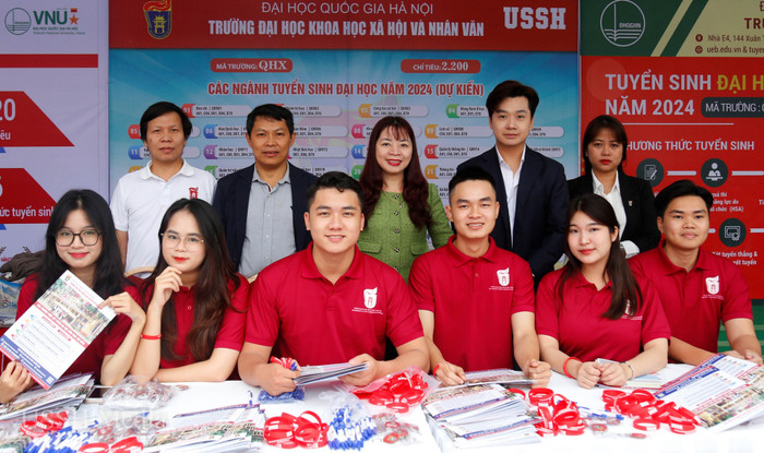 Phó giáo sư, Tiến sĩ Đặng Thị Thu Hương (áo xanh) và các thầy cô Trường Đại học Khoa học Xã hội và Nhân văn - Đại học Quốc gia Hà Nội trong Ngày hội Lựa chọn nguyện vọng xét tuyển đại học 2024. Ảnh: Website nhà trường tu-van-tuyen-sinh-2024.jpg