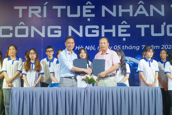 Trường Đại học Nguyễn Trãi và Công ty LG Display Hải Phòng ký kết thỏa thuận tại Lễ bàn giao sinh viên. Ảnh: NTCC 725b4bb74597e7c9be86.jpg