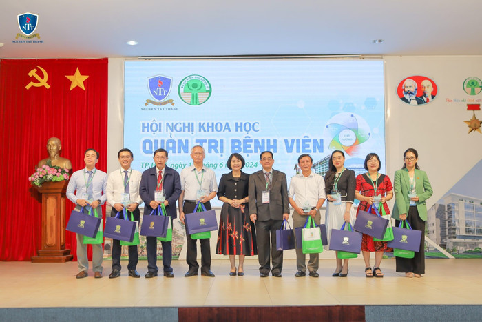 Trường Đại học Nguyễn Tất Thành đồng tổ chức Hội nghị nghiên cứu khoa học "Quản trị bệnh viện" với Bệnh viện Nhi đồng 2. Ảnh: NTCC 2f0b05b6a3b801e658a9.jpg