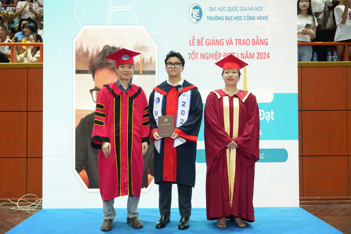 PGS.TS. Lê Sỹ Vinh (bên phải) – Chủ nhiệm Khoa và Tiến sĩ Nguyễn Thị Hậu (bên trái), Chủ nhiệm Bộ môn Các Hệ thống thông tin, khoa Công nghệ thông tin, Trường Đại học Công nghệ - Đại học Quốc gia Hà Nội trong lễ trao bằng tốt nghiệp cho sinh viên. Ảnh: NTCC 660bcbda5e63fc3da572.jpg
