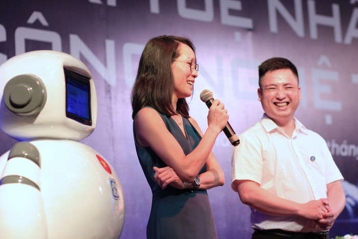 Tiến sĩ Trần Mai tham gia trải nghiệm chức năng đánh giá tính cách của robot ANBI cùng chuyên gia Trần Ngọc Thiện, Chủ tịch Hội đồng quản trị Công ty Cổ phần Công nghệ và Phát triển AnAn. Ảnh: Châu Anh GDVN_7.JPG