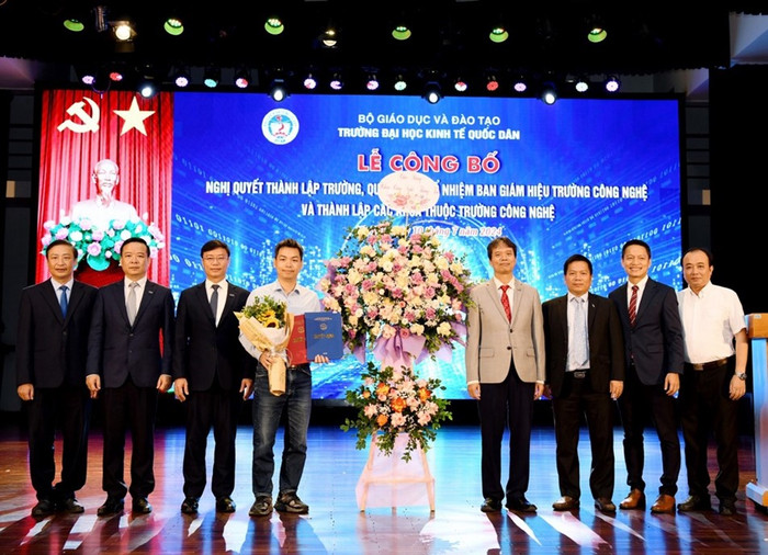 Tiến sĩ Phạm Xuân Lâm (đứng thứ 4 từ bên trái sang) nhận quyết định thành lập Khoa Công nghệ thông tin. Ảnh: NVCC Picture1.jpg