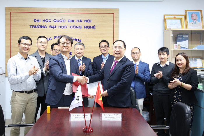 Lễ ký kết hợp tác giữa khoa Công nghệ Xây dựng - Giao thông và Đại học Yonsei, Hàn Quốc. Ảnh: NTCC Lễ ký kết hợp tác giữa Khoa Công nghệ Xây dựng – Giao thông và ĐH Yonsei, Hàn Quốc.jpg