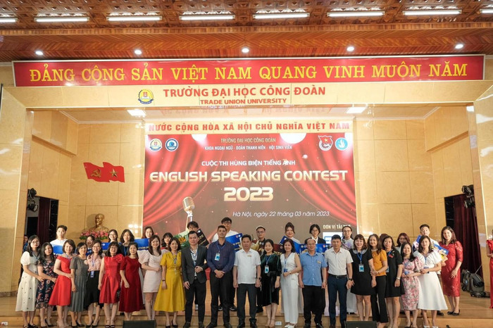 Giảng viên và sinh viên ngành Ngôn ngữ Anh, khoa Ngoại ngữ chụp ảnh kỷ niệm trong cuộc thi Hùng biện tiếng Anh năm 2023. Ảnh: NTCC 3b19311bf1c653980ad7.jpg