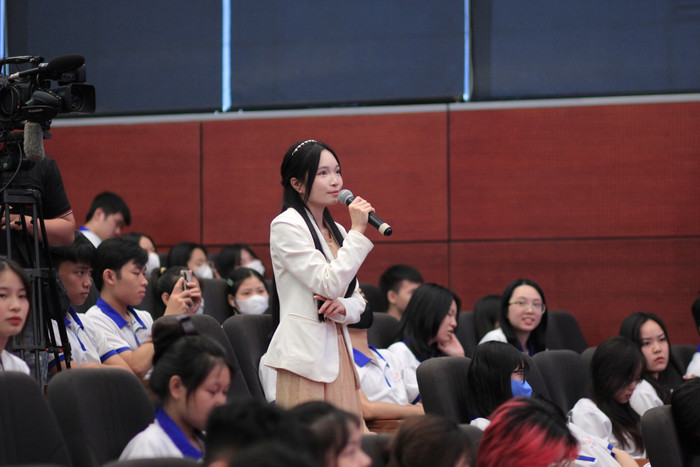 Sinh viên Trường Đại học Nguyễn Trãi đặt câu hỏi cho diễn giả. Ảnh: Châu Anh GDVN_9.JPG