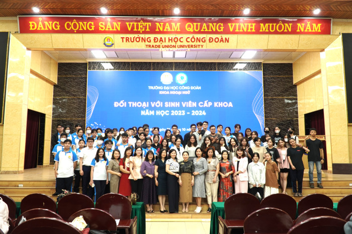 Khoa Ngoại ngữ tổ chức chương trình Đối thoại với sinh viên nhằm lắng nghe nhu cầu, góp ý của sinh viên. Ảnh: NTCC DSC00005.JPG