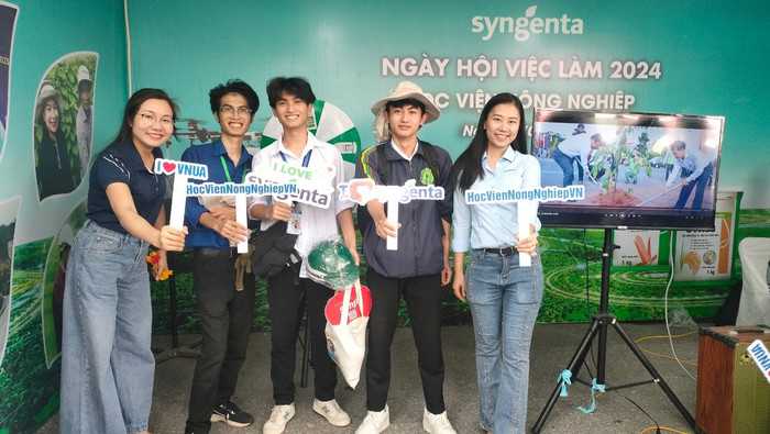 Sinh viên Học viện Nông nghiệp Việt Nam chụp ảnh tại gian hàng của Công ty Syngenta Việt Nam trong Ngày hội việc làm và kết nối doanh nghiệp 2024. Ảnh: DNCC d2e5323085c4279a7ed5.jpg