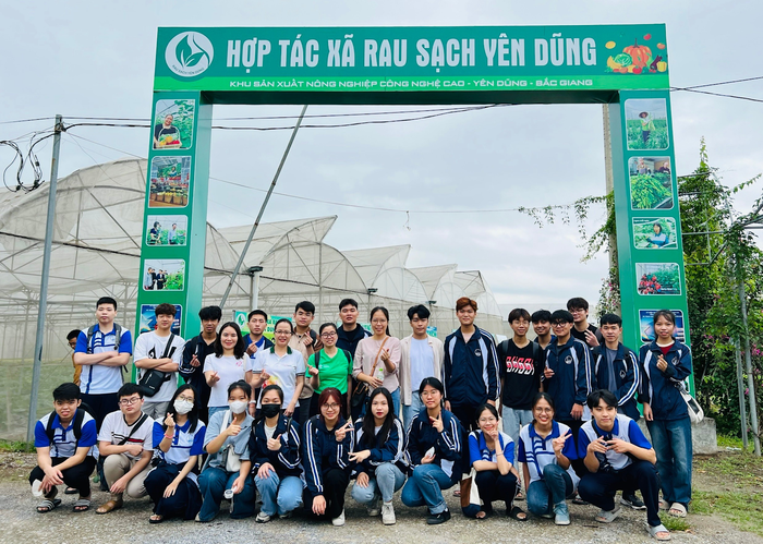 Sinh viên năm nhất ngành Công nghệ nông nghiệp đi tham quan, kiến tập Hợp tác xã Rau sạch Yên Dũng – Bắc Giang. Ảnh: NTCC unnamed.png
