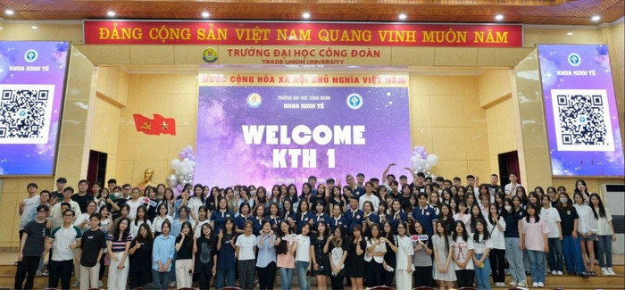 Sinh viên khoa Kinh tế tham gia giao lưu đầu năm học. Ảnh: NTCC Picture3.jpg