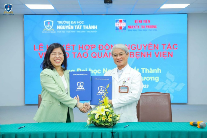 Lễ ký kết hợp đồng nguyên tắc giữa trường Đại học Nguyễn Tất Thành với bệnh viện Nguyễn Tri Phương trong đào tạo cử nhân Quản lý bệnh viện. Ảnh: NTCC f3505cecfae258bc01f3.jpg