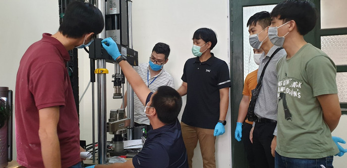 Sinh viên ngành Công nghệ kỹ thuật xây dựng thực tập tại phòng thí nghiệm. Ảnh: NTCC Sinh viên ngành Công nghệ Kỹ thuật Xây dựng thực tập tại phòng thí nghiệm.jpg