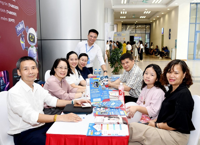 Các thầy cô khoa Công Nghệ thông tin tại Ngày hội Tư vấn tuyển sinh hướng nghiệp - NEU Open Day 2024. Ảnh: NTCC Picture2.jpg