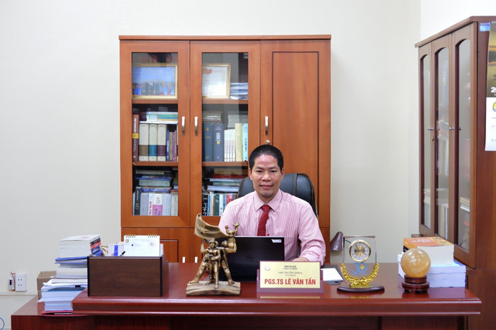 Phó Giáo sư, Tiến sĩ Lê Văn Tấn, Phó trưởng khoa Du lịch, Trường Đại học Công đoàn. Ảnh: NVCC 2.jpg