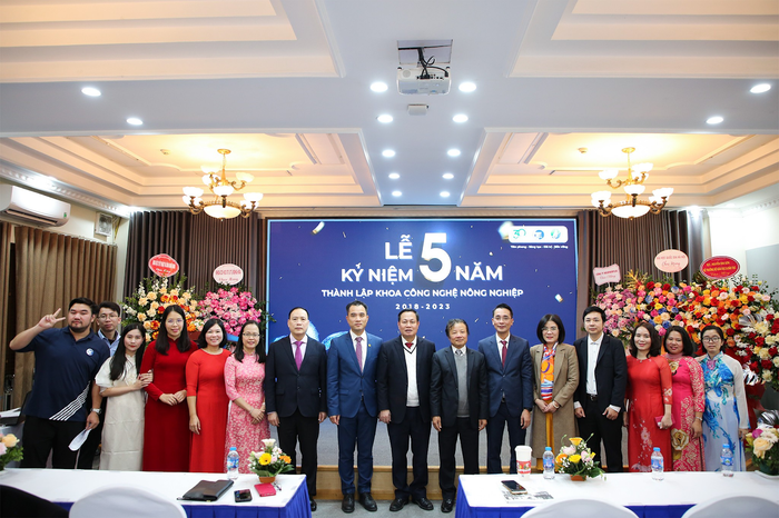 Lãnh đạo Đại học Quốc gia Hà Nội, lãnh đạo Trường Đại học Công nghệ và cán bộ khoa Công nghệ Nông nghiệp trong lễ kỷ niệm 5 năm thành lập khoa. Ảnh: NTCC unnamed (1).png