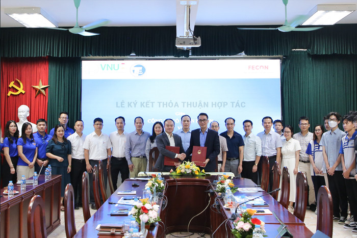 Giáo sư, Tiến sĩ Chử Đức Trình – Hiệu trưởng Trường Đại học Công nghệ, Đại học Quốc gia Hà Nội và ông Phạm Việt Khoa – Chủ tịch Hội đồng quản trị Công ty Cổ phần FECON ký thỏa thuận hợp tác giữa 2 bên. Ảnh: NTCC GS. TS Chử Đức Trình – Hiệu trưởng Trường ĐH Công nghệ và ông Phạm Việt Khoa – Chủ tịch Hội đồng quản trị FECON ký thỏa thuận hợp tác giữa 2 bên.jpg
