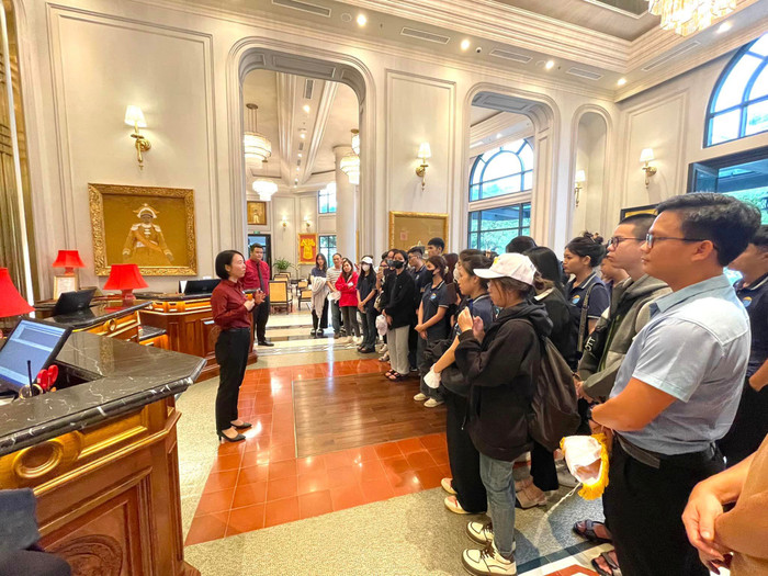 Sinh viên khoa Du lịch - Trường Đại học Công đoàn đi học tập thực tế tại khách sạn Silk Path Grand Huế, Thừa Thiên Huế. Ảnh: NTCC 5.jpg