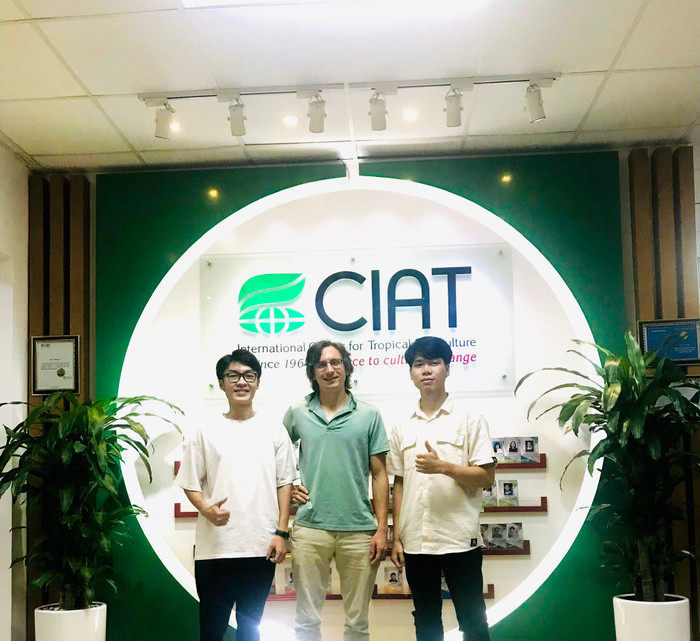 Sinh viên ngành Công nghệ nông nghiệp thực tập tại Trung tâm Nông nghiệp Nhiệt đới Quốc tế. Ảnh: NTCC 2 SV thực tập.jpg