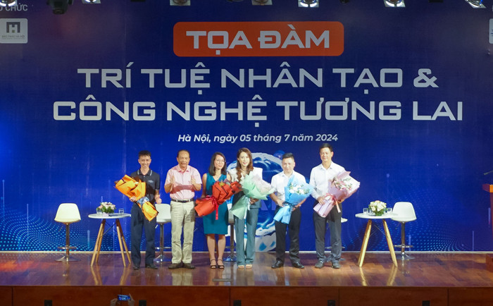 Trường Đại học Nguyễn Trãi tặng hoa cho các diễn giả tham dự sự kiện. Ảnh: NTCC _6.jpg