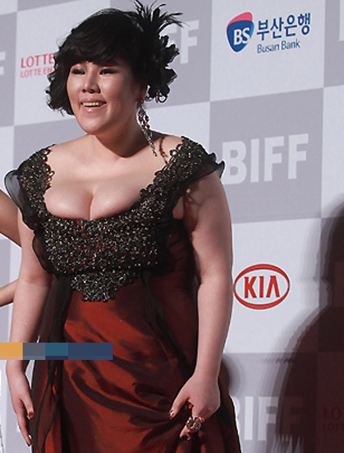 Điều đó dẫn đến việc cô liên tục bị chỉ trích bởi những nhận xét đáng buồn Điều đó dẫn đến việc cô liên tục bị chỉ trích bởi những nhận xét đáng buồn