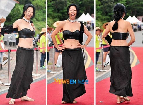 Nữ diễn viên 48 tuổi vẫn cố gây chú ý bằng chiêu thức khó coi. Nữ diễn viên 48 tuổi vẫn cố gây chú ý bằng chiêu thức khó coi.