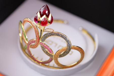 Chất liệu để làm nên chiếc Vương miện bao gồm ngọc trai, kim cương, đá ruby, sa phia... Chất liệu để làm nên chiếc Vương miện bao gồm ngọc trai, kim cương, đá ruby, sa phia...