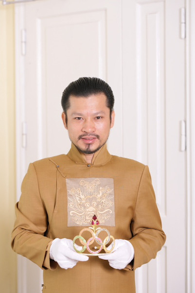 Ông Lê Đình Hùng bên chiếc vương miện đắt giá. Ông Lê Đình Hùng bên chiếc vương miện đắt giá.