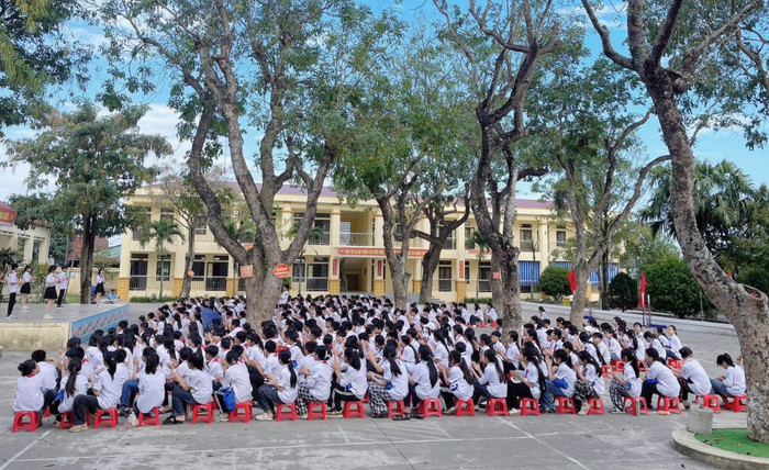 Nhân viên bảo vệ có nhiệm vụ giữ gìn an ninh, trật tự trường học. Ảnh minh họa: website Trường Trung học cơ sở Ninh An 491253714-1303190188022861-3705194464405377258-n.jpg