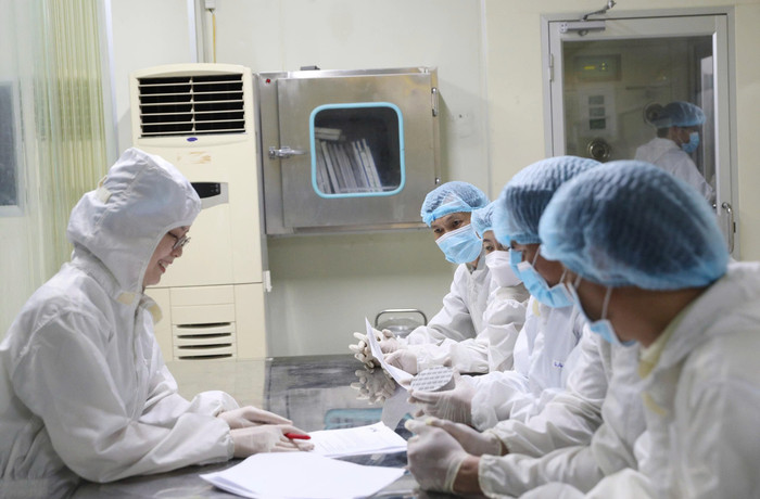 Phó Giáo sư, Tiến sĩ Đặng Thị Mỹ Dung (ngoài cùng bên trái) và các cộng sự trong phòng nghiên cứu. Ảnh: NVCC z7121763053724-e109a7206c98fa1e8d83c24c179b11d0.jpg