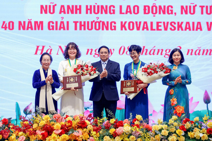 Phó Giáo sư, Tiến sĩ Đặng Thị Mỹ Dung (áo dài trắng) nhận giải thưởng. Ảnh: NVCC z7121763053812-a76bff104a5f04a2aba12983bd28c1d0.jpg