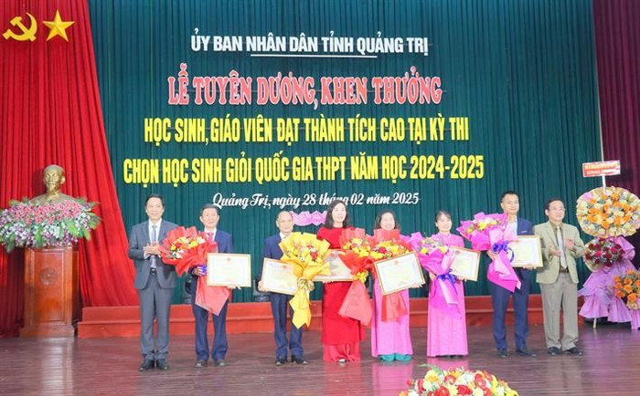 Lãnh đạo tỉnh Quảng Trị (cũ) trao khen thưởng cho các giáo viên có thành tích trong bồi dưỡng học sinh giỏi. Ảnh: Bộ Giáo dục và Đào tạo b9905ce68985432a8da3ca19e512e11e.jpg