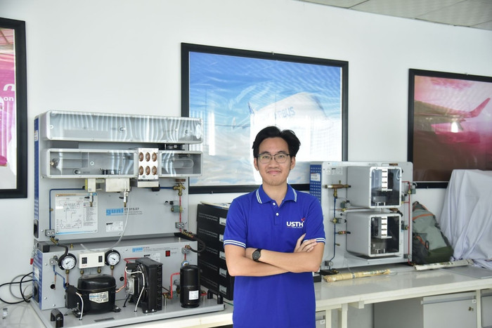 Đình Thiện trong phòng thí nghiệm Hàng không. Ảnh: NVCC ad-4nxcbzrwjfc7utbrnvvuvzwtvmchol9emdjwebzl1-udh-uknoe2etziahjpv5fllhk8hkjyriifrs5obzxxhueyggvvfk3wrdfzk9ikjlqm4i4nujzehhiprjgf81tzkjh0djzcu.jpg